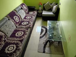 sofa with tipae - Image 1