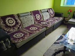 sofa with tipae - Image 3