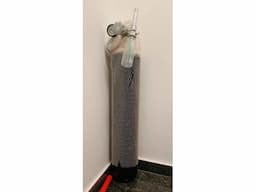 Unused Oxygen cylinder with oxygen concentrator with key - Image 1