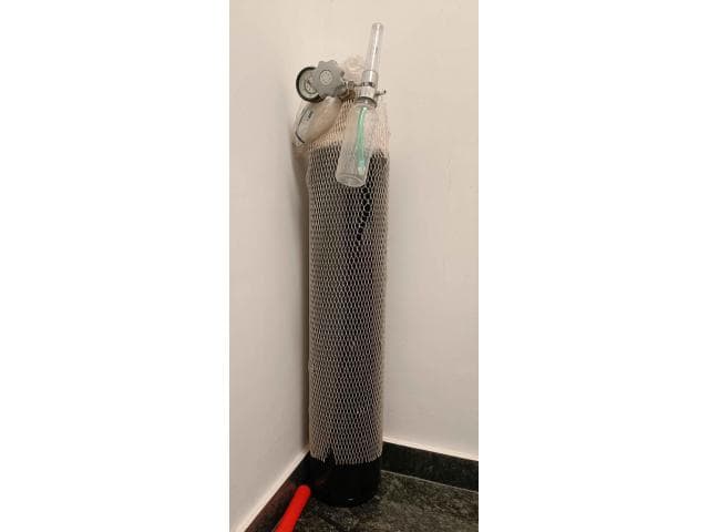 Unused Oxygen cylinder with oxygen concentrator with key
