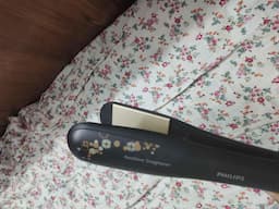Phillips titanium kerashine hair straightener - Image 1