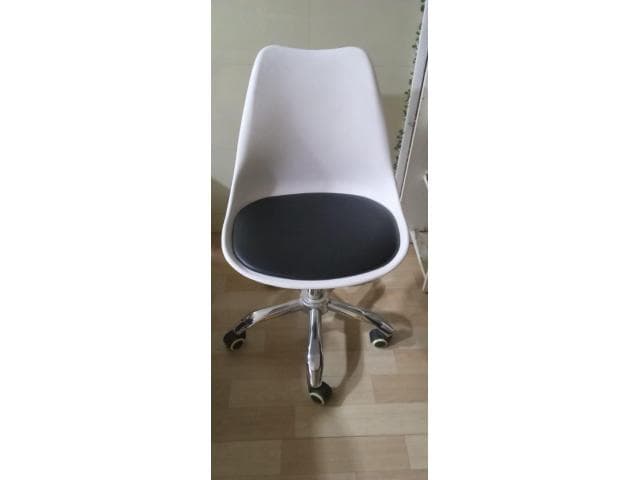 Chair with wheeled