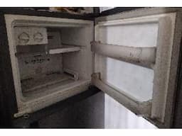 Whirlpool Refrigerator 245 litres - Image 3