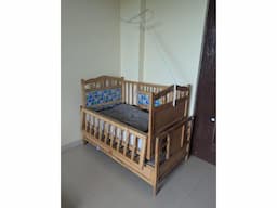 Bedside rocking cot with bedding set - Image 3