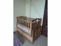 Bedside rocking cot with bedding set - Image 6