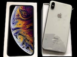 Apple iPhone XS Max 64GB Gold, Silver, Grey Unlocked. - Image 1