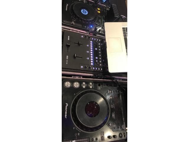 Pioneer DJM800 Mixer + 2x CDJ1000 MK3 Decks, with Road Runner Coffin Flight Case